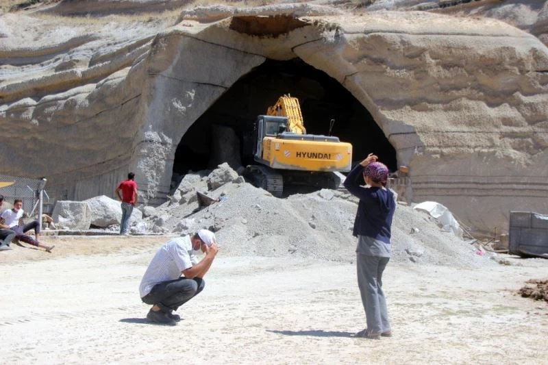 (Özel) Göçük altında kalan hayvanlarının kurtarılmasını böyle beklediler
