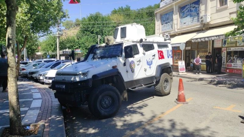 Esnaflar arasında çıkan kavgada sandalyeler havada uçuştu
