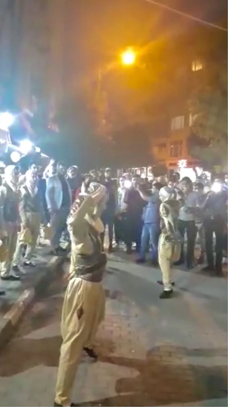 Ölümüne mesafesiz maskesiz “kılıçlı kalkanlı” gösteri
