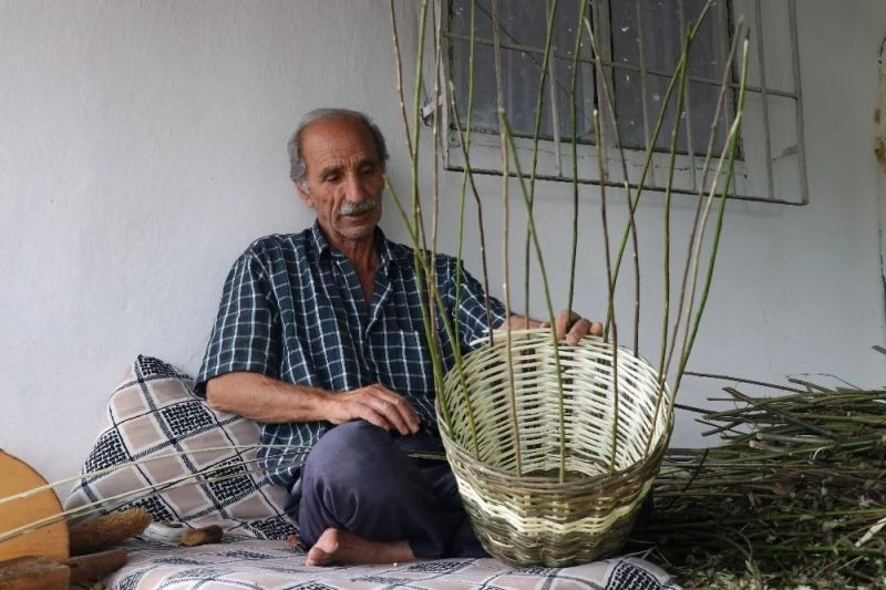 Söğüt dalından sepet örme işine 50 yıl sonra geri döndü
