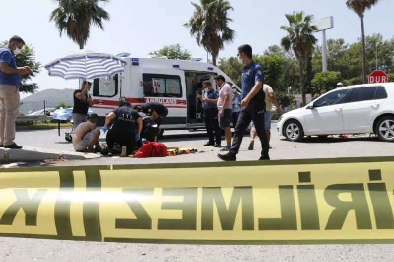 Kaza yapan yaralıyı güneşten branda ve şemsiye ile korudular
