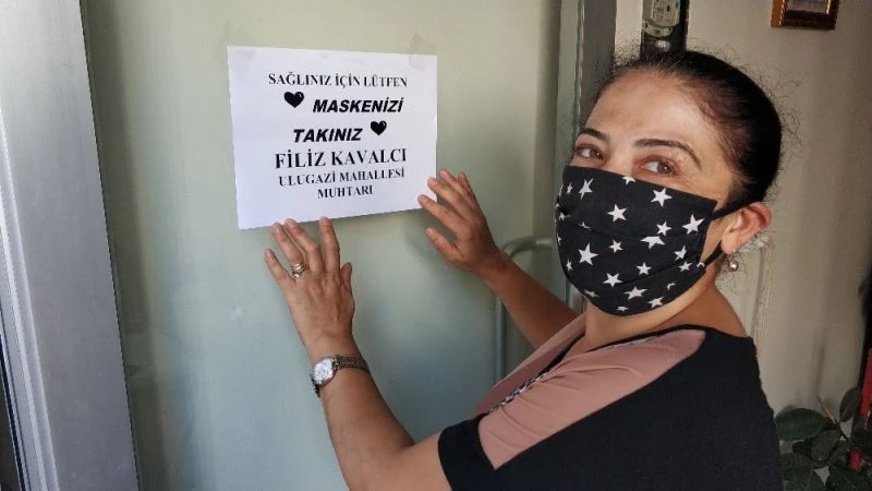 Kadın muhtardan ’maskenizi takın’ broşürü

