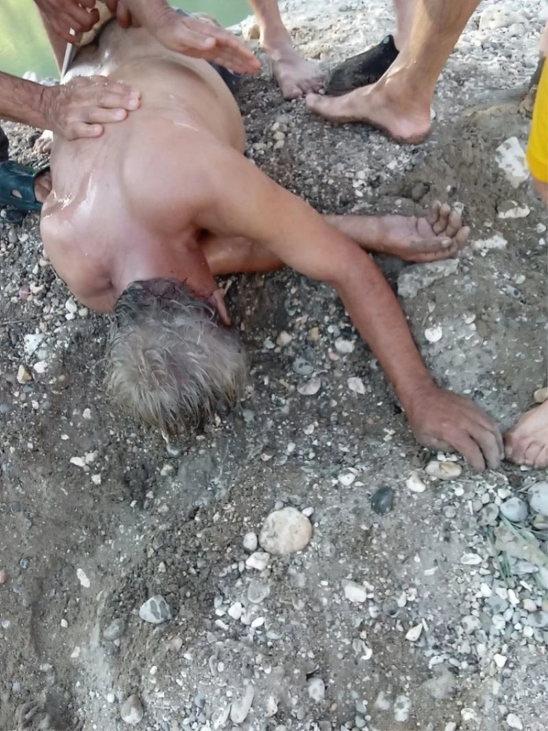 Irmağa giren yaşlı adamın kalbi durdu
