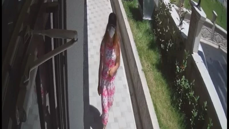 Maskeli kadın hırsızlar güvenlik kameralarını hesaba katmayınca yakayı ele verdi
