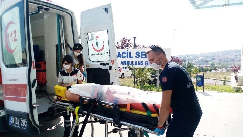 Çarptıkları motosikletteki yaralı 2 genci sopayla dövdüler
