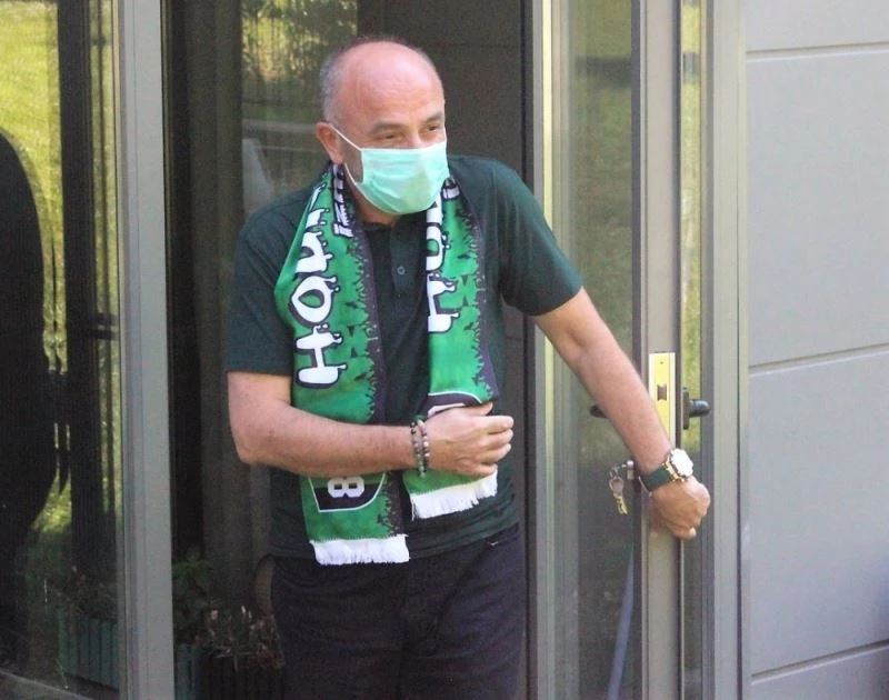 Kocelispor Başkanı Hüseyin Üzülmez, evinin bahçesini kulüp binasına çevirdi
