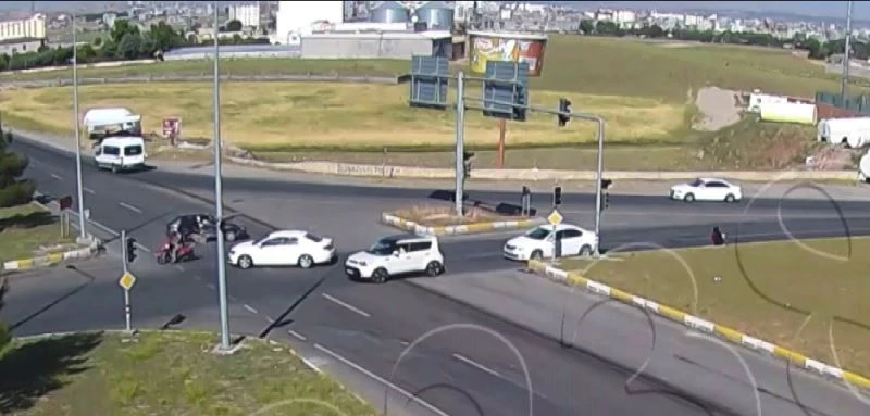 Kırmızı ışıktan geçince karşıdan gelen otomobille çarpıştı
