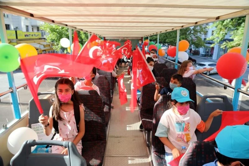 Talaslı çocuklar hem geziyor hem öğreniyor
