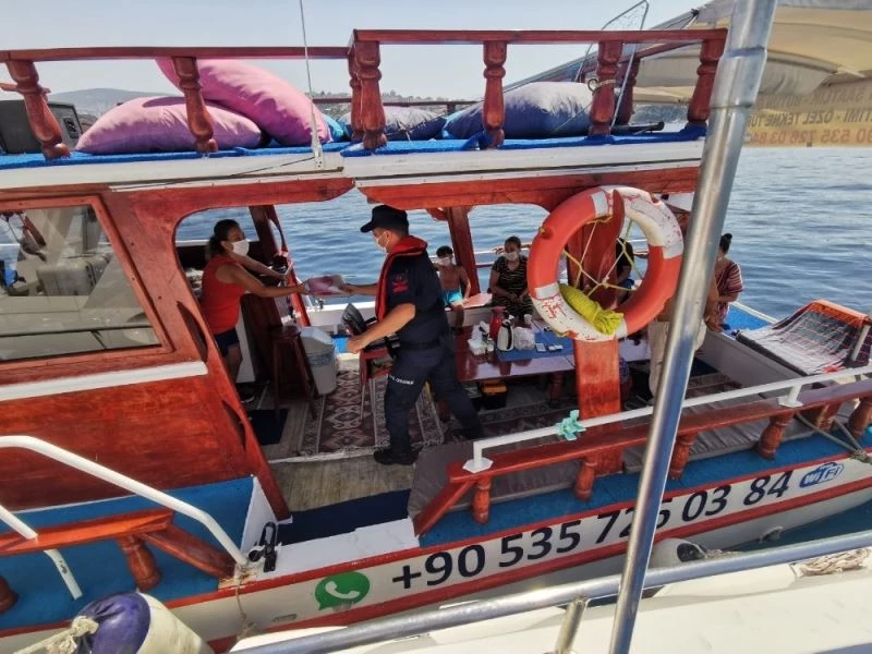 Sahil güvenlikten Kuşadası Körfezi’nde maske ve sosyal mesafe denetimi
