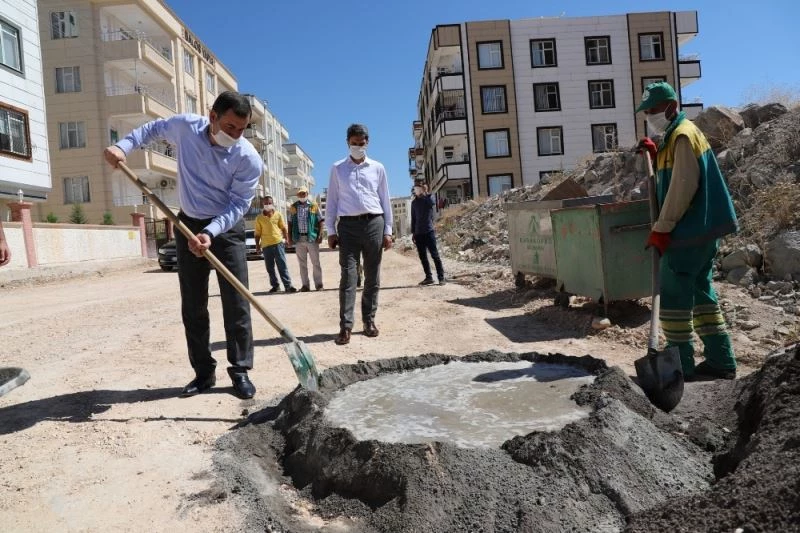 Karaköprü’de kış ayları öncesi bozuk yol onarımı
