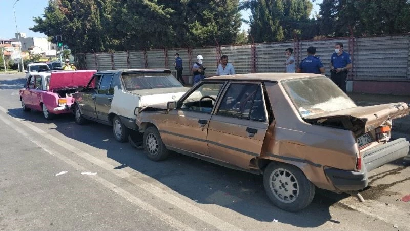 Araçlar domino taşı gibi birbirlerine çarptı: 1 yaralı
