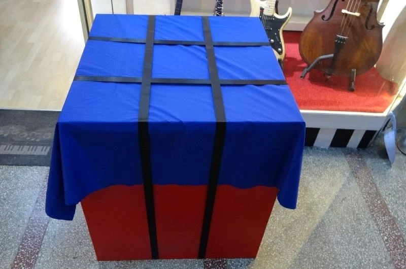 Bu ’drop’ kutusundan silah değil enstrüman çıkıyor
