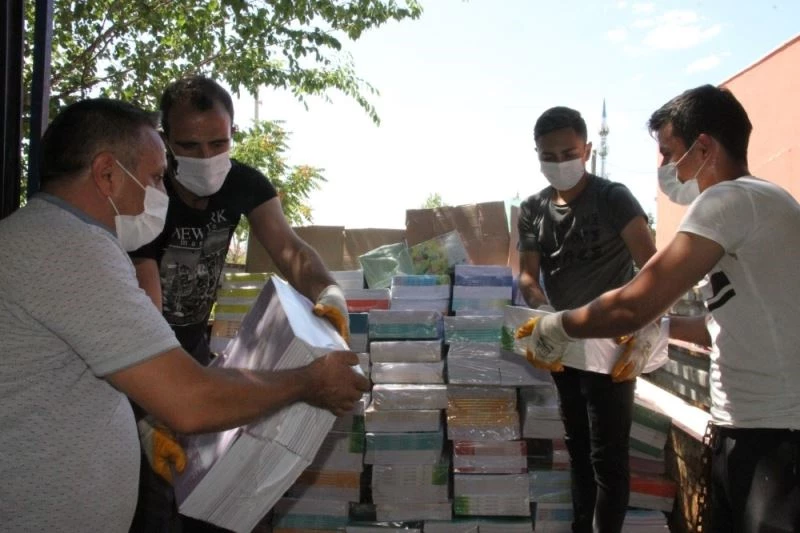 Ücretsiz ders kitapları okullara dağıtılmaya başlandı
