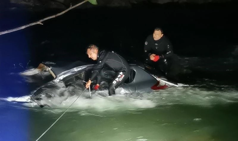 Kontrolden çıkan otomobil Munzur Çayına uçtu araç içerisinde kimsenin olmaması ekipleri harekete geçirdi

