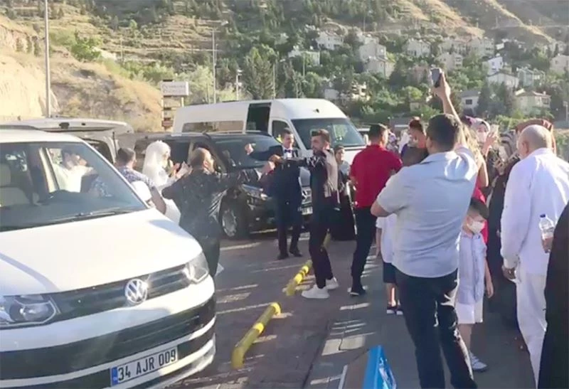 Düğün salonundan önce şehir manzarasına karşı göbek attılar
