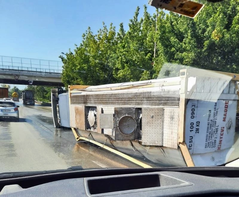 D650 karayolunda kimyasal madde taşıyan tır devrildi: 1 yaralı
