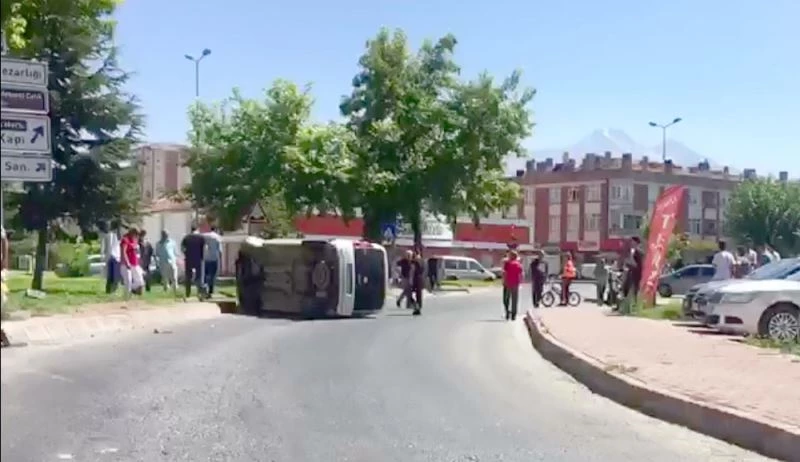 Direksiyon hakimiyeti kaybolan araç yan yattı
