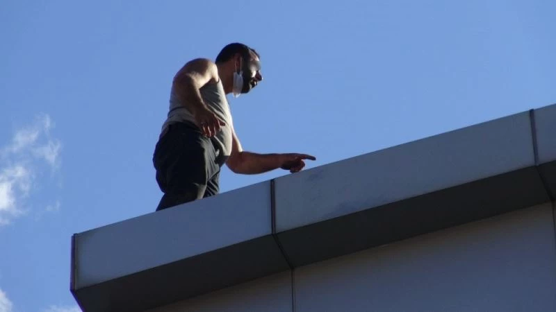 Acil serviste istediği ilaç verilmeyince çatıya çıktı
