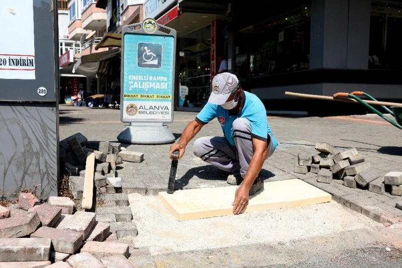 Alanya’da kaldırımlardaki engeller kaldırılıyor
