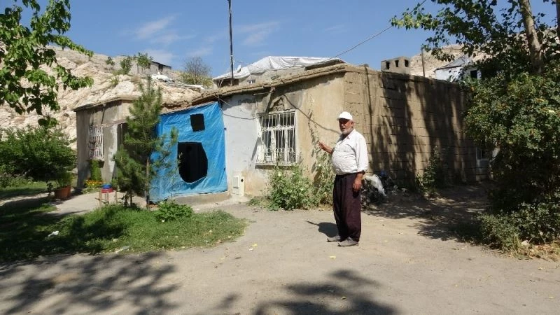 Tavanı çökmek üzere olan evde yaşam mücadelesi
