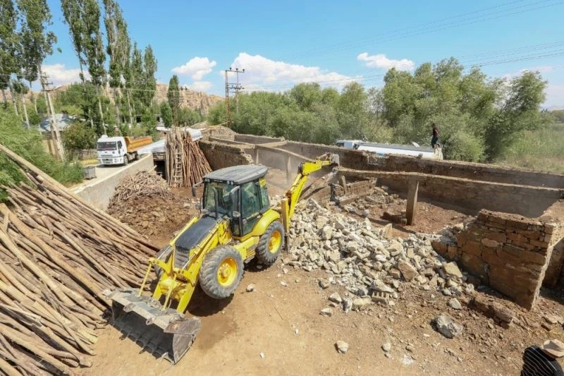 İpekyolu’nda vatandaşlar kendi imkanlarıyla ahırlarını yıkıyor
