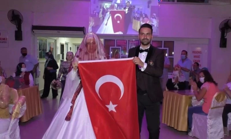Salona bayraklarla giren gelin damat tüyleri diken diken etti
