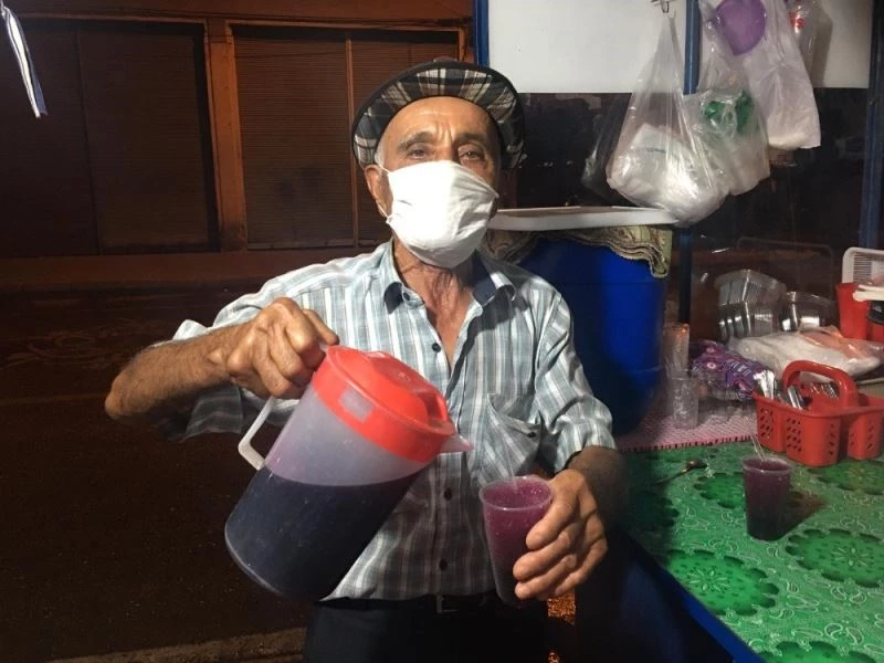 Menekşe amca Aydınlıları 50 yıldır serinletiyor
