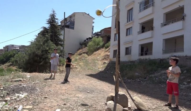 Bingöl’de 3 kardeş, basketbol oynamak için tahta ve hortumdan pota yaptı
