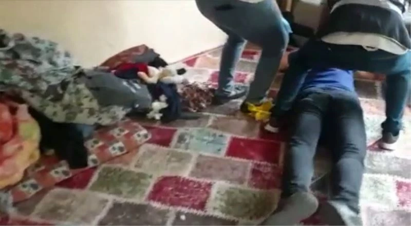 Uyuşturucu maddelerin satışa hazır olduğunu öğrenen polisten, adrese şok baskın
