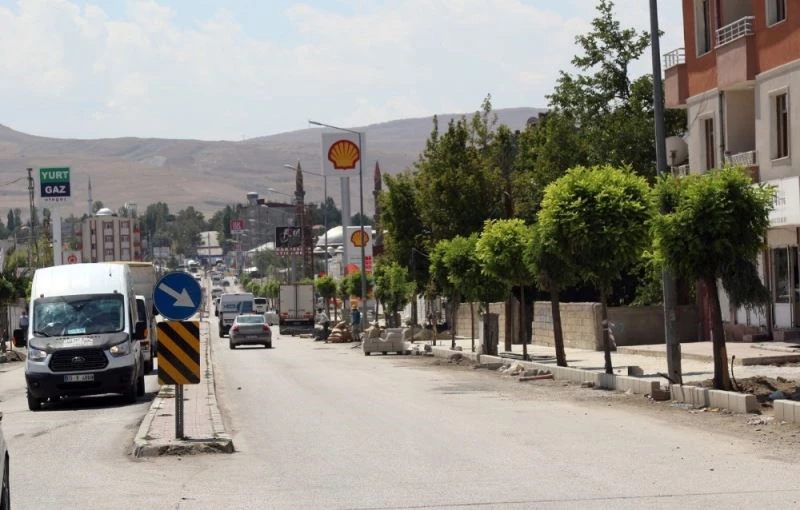 Hacıbekir caddesinde yenileme çalışmaları devam ediyor
