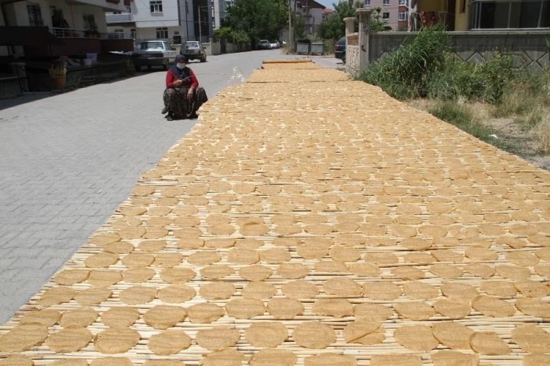 Konya’da ailelerin ‘çıtır tarhana’ yapma mesaisi sürüyor
