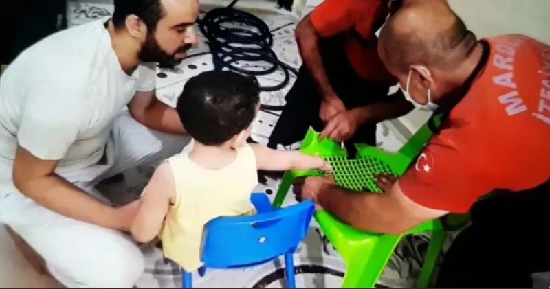 Mardin’de parmakları sandalyeye sıkışan çocuğun imdadına itfaiye ekipleri koştu
