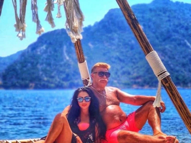 Nuri Alço, balayı için Marmaris’e geldi
