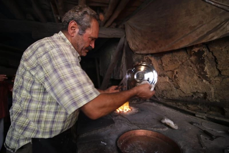 Mesleğinin son temsilcisi 45 yıllık kalaycı işlere yetişemiyor
