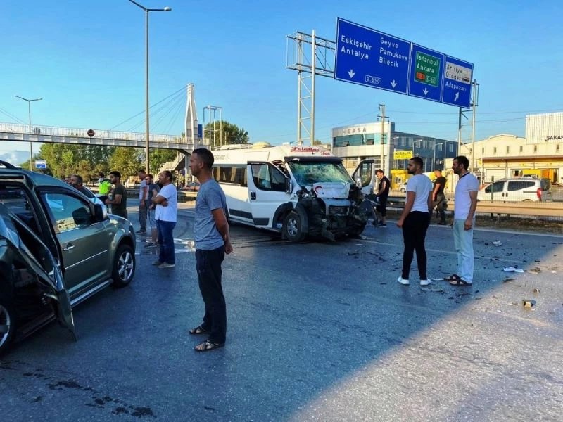 D650 karayolunda işçi servisiyle hafif ticari araç çarpıştı: 1 ölü, 2 yaralı
