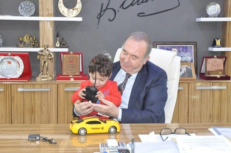 Minik Rüzgar’ın ameliyat masraflarını üstlenen başkan Şahiner’e teşekkür
