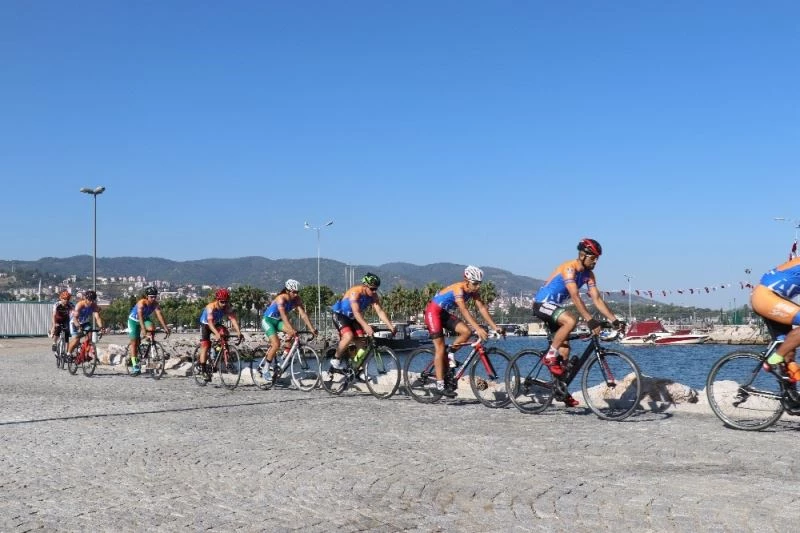Gölcük Depreminin anısına onlarca kilometre bisiklet sürdüler
