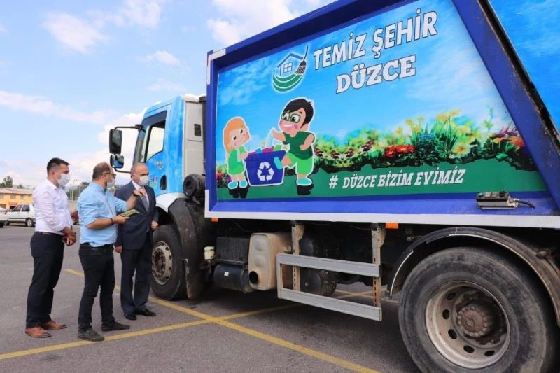 Başkan Özlü çöp kamyonlarında yapılan düzenlemeyi inceledi
