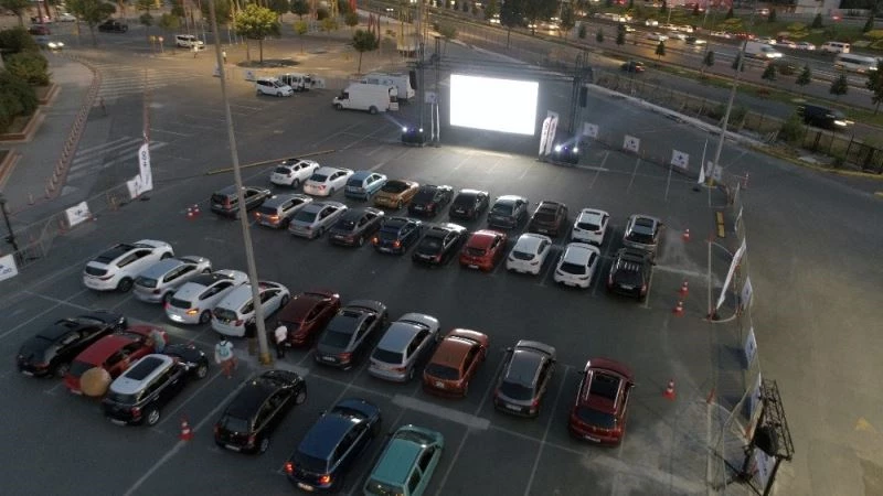 Arabalı Açık Hava Sineması’nda beyaz perdeye “Acı Tatlı Ekşi” yansıdı
