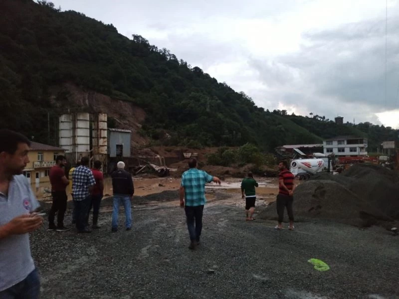 Trabzon’un Of ve Hayrat ilçelerinde sel ve heyelanların ardından yaralar sarılmaya çalışılıyor
