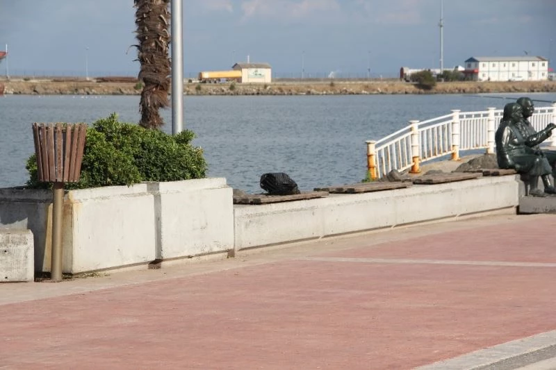 Alışveriş poşetini unutup gezince polisi alarma geçirdiler
