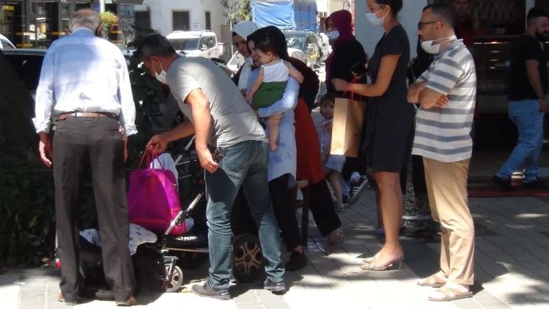 Karşıdan karşıya geçen anne ve bebeğine otomobil çarptı
