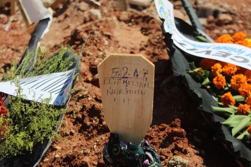 Düğün davetiyesi dağıtırken kazada ölen kadının cenazesi Antalya’da toprağa verildi
