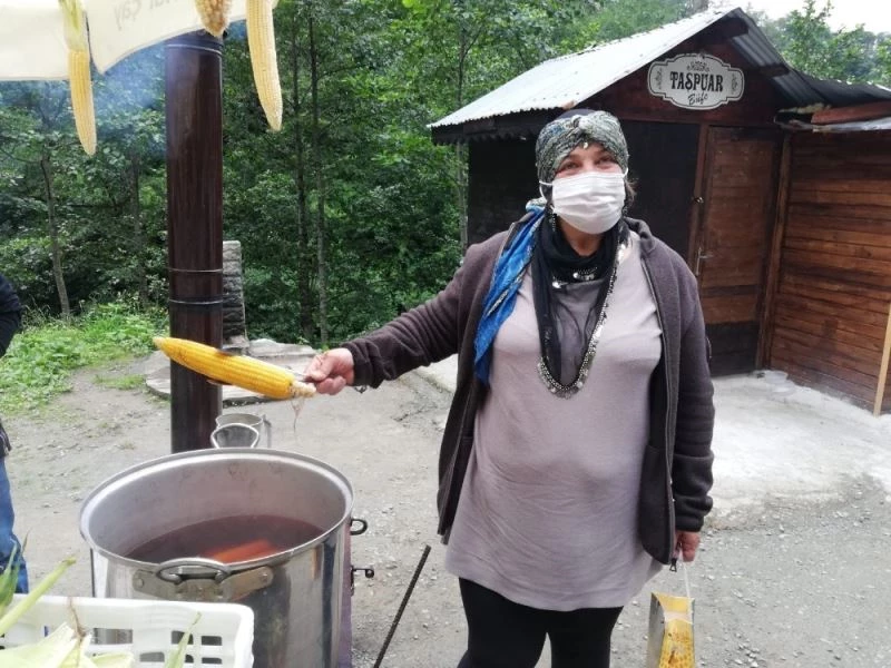 Cumhurbaşkanı Erdoğan’ın Ayder yolunda durarak mısır aldığı Rizeli Emine Çolak ve ailesi o anları anlattı
