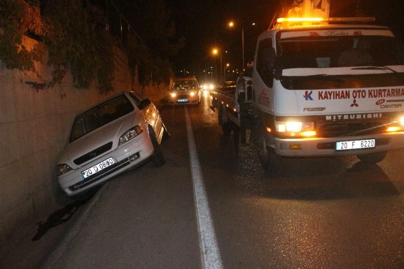 Dikkatsiz sürücü kendini sulama kanalında buldu
