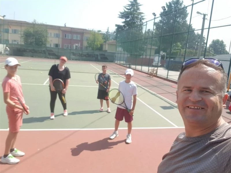 Minik tenisciler tecrübe edindi
