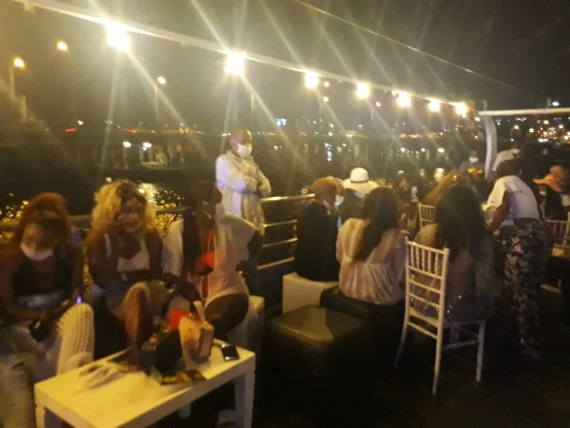 (Özel) Yabancı uyrukluların Haliç’te sosyal mesafesiz tekne partisi
