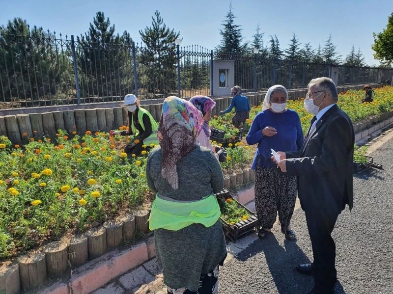 Başkan Büyükkılıç peyzaj işçileriyle sohbet etti
