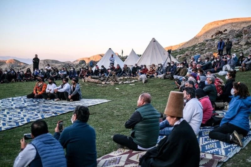3 bin metre yükseklikte kadınlar için buluştular
