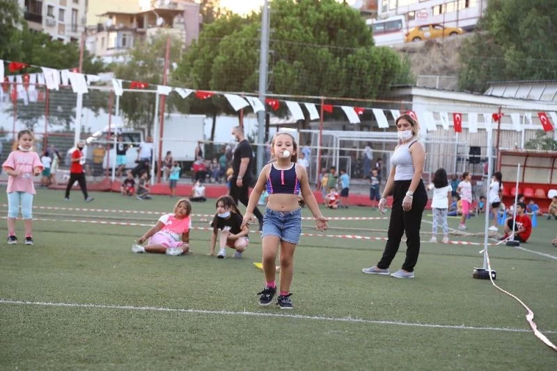 Bayraklılı çocuklar hem spor yaptı hem eğlendi
